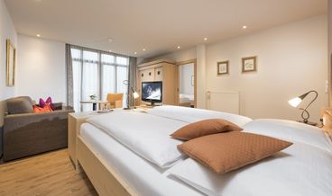 Bild von Family Room, 2 Bedrooms-2 Twin Beds and 1 Double Bed Free WiFi Free breakfast Free valet parking Free self parking