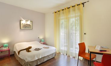 Bild von Double Room, daily cleaning service not provided-1 Queen Bed Free self parking Free WiFi