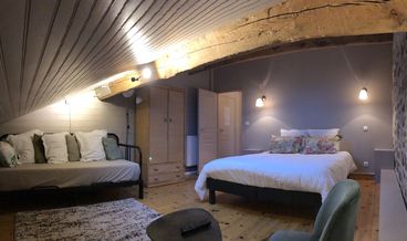 Bild von Quadruple Room, Bathtub-1 Queen Bed and 1 Double Bed Non Refundable Free breakfast Free self parking Free WiFi
