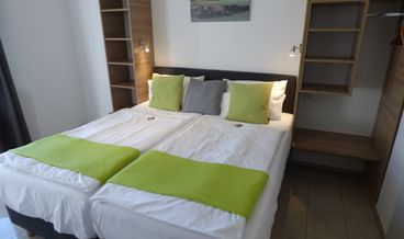 Bild von Zimmer mit Queensize Bett
