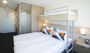 Bild von Family Room-1 Twin Murphy Bed and 1 Queen Bed Non Refundable Free WiFi Free self parking Free breakfast