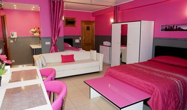 Bild von Studio, Bathtub-1 Double Bed and 2 Twin Beds Non Refundable Free WiFi Free welcome drink