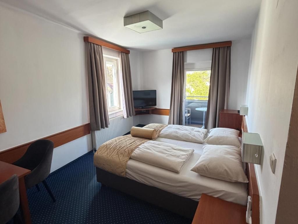 Bild von Dreibettzimmer mit Balkon