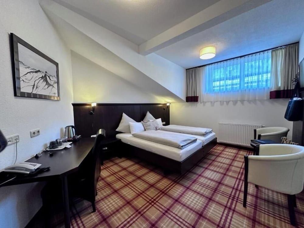 Bild von Doppelzimmer mit oberen Fenstern