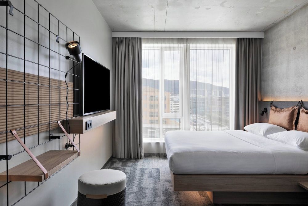 Bild von Zimmer, 1 Queen-Bett, Stadtblick