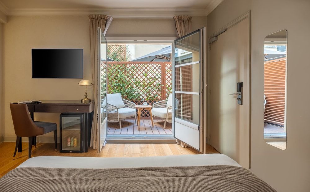 Bild von Zimmer, 1 Doppelbett, Blick auf den Innenhof