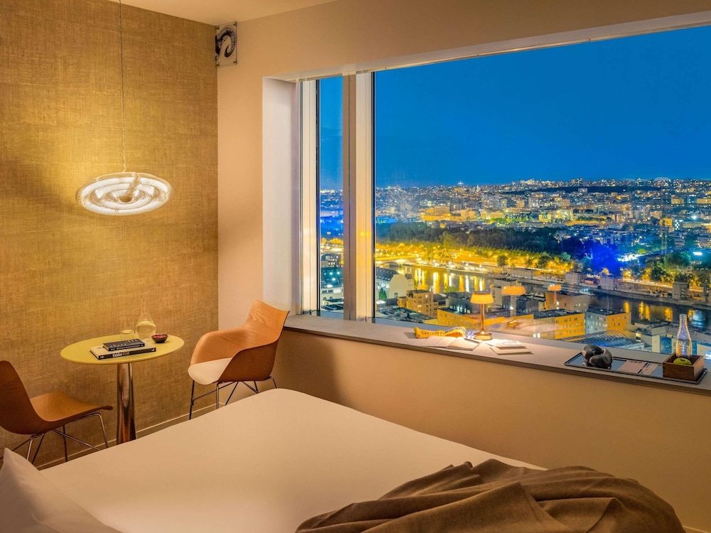 Bild von Executive-Zimmer, 1 King-Bett (Paris and Seine seen from above)