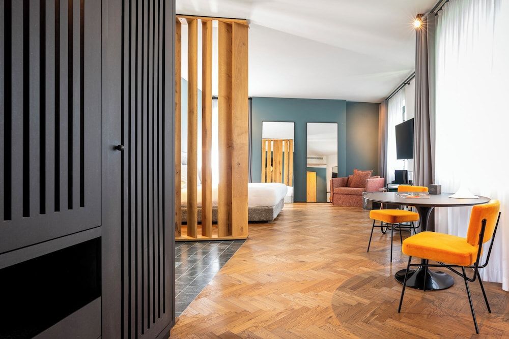 Bild von sly courtyard
