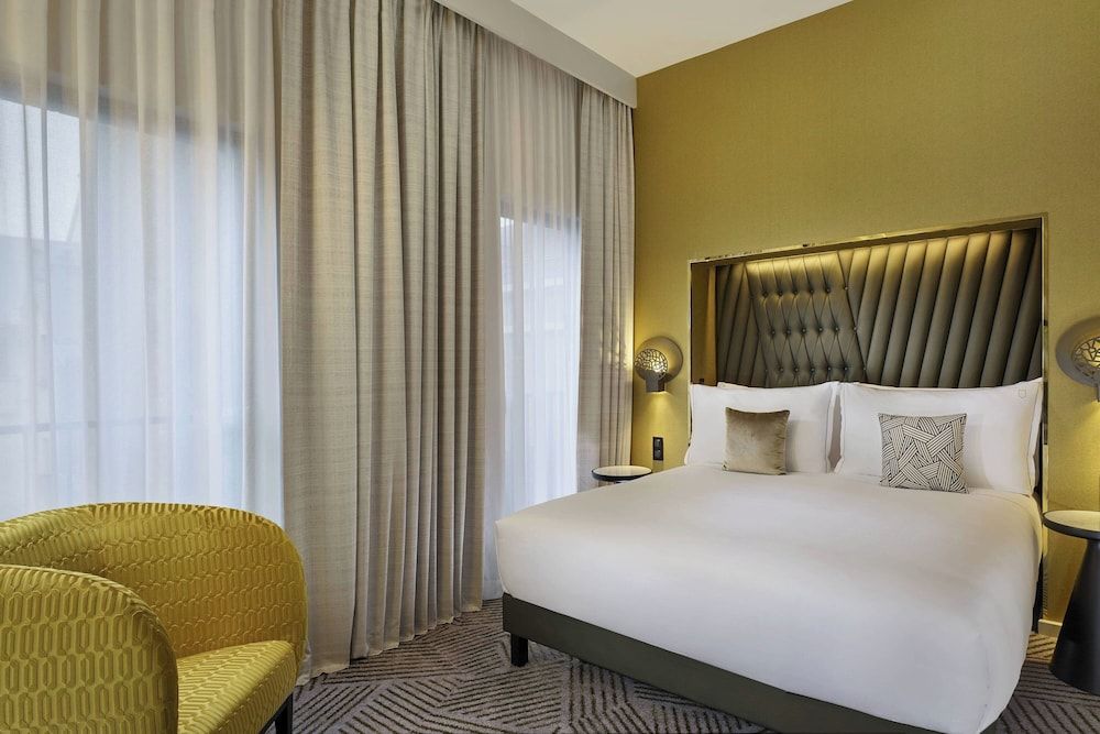 Bild von Zimmer, 1 King-Bett, Blick auf den Innenhof