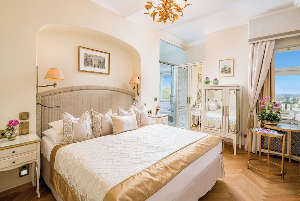 Bild von Romantisches Doppelzimmer, 1 King-Bett, Badewanne, Stadtblick